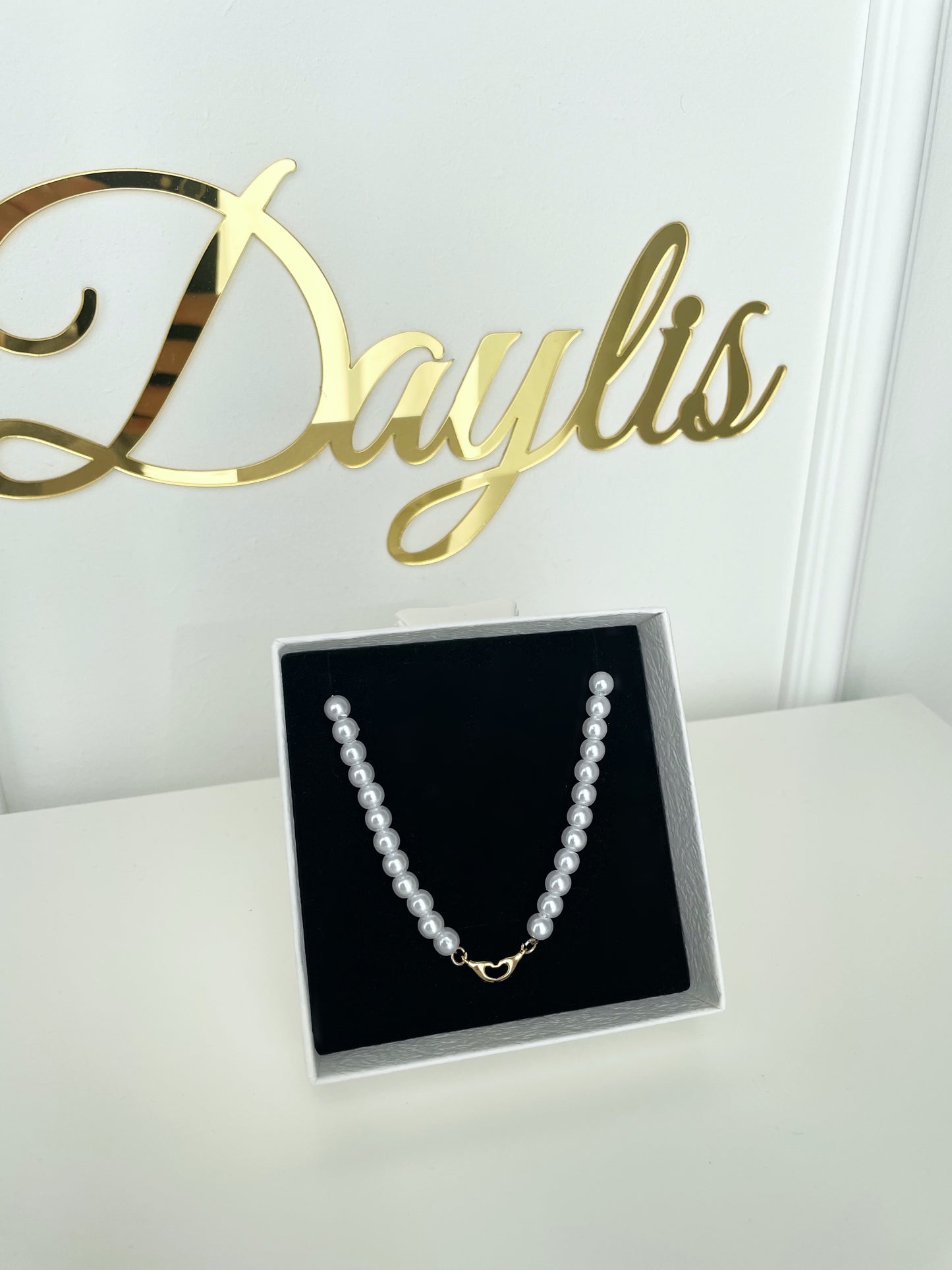 Lantisor din perle cu maini impreunate - Daylis