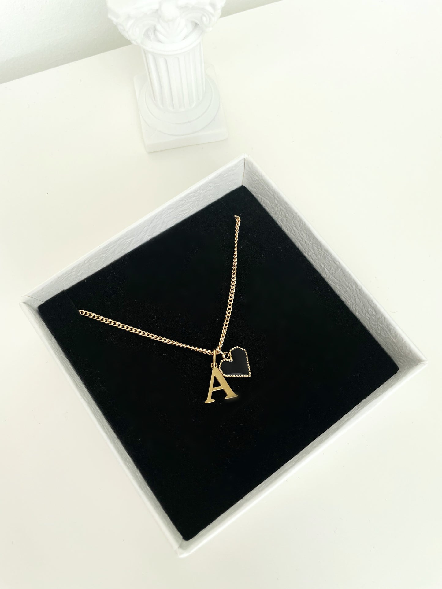 Lantisor cu inimioara neagra si initiala - Daylis