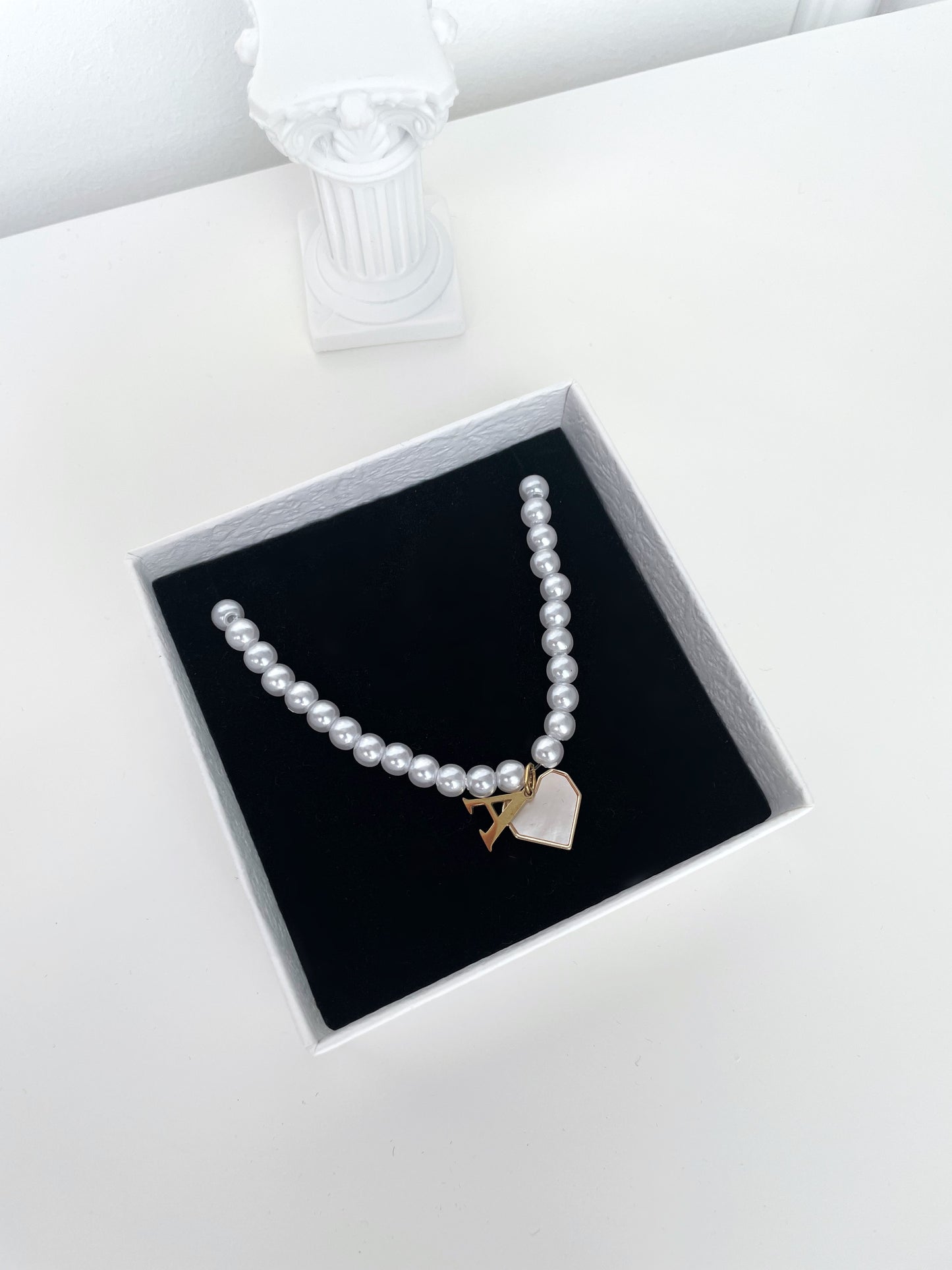 Lantisor din perle cu inimioara si initiala - Daylis