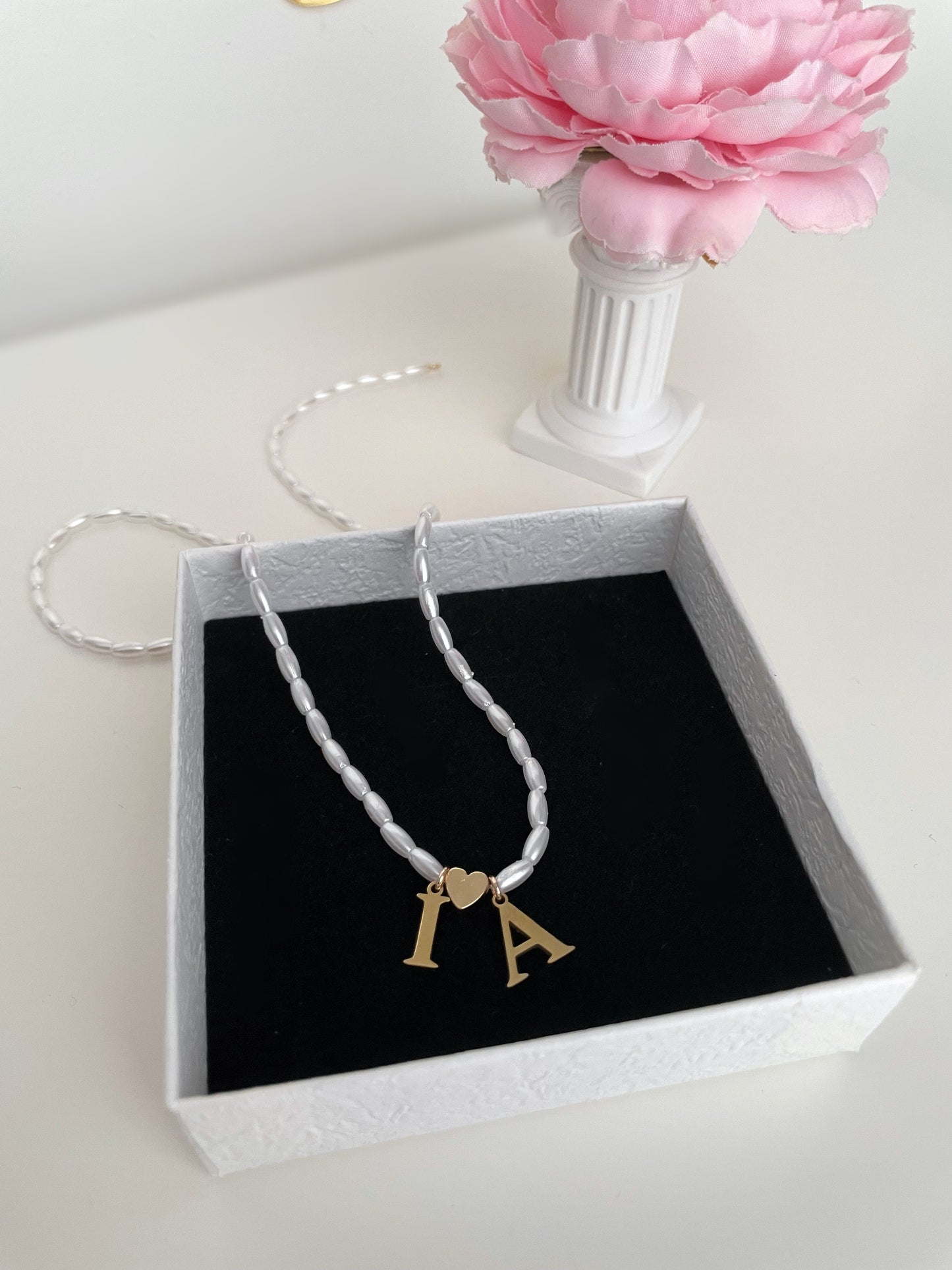 Lantisor din perle, inimioara Gold si 2 inițiale - Daylis