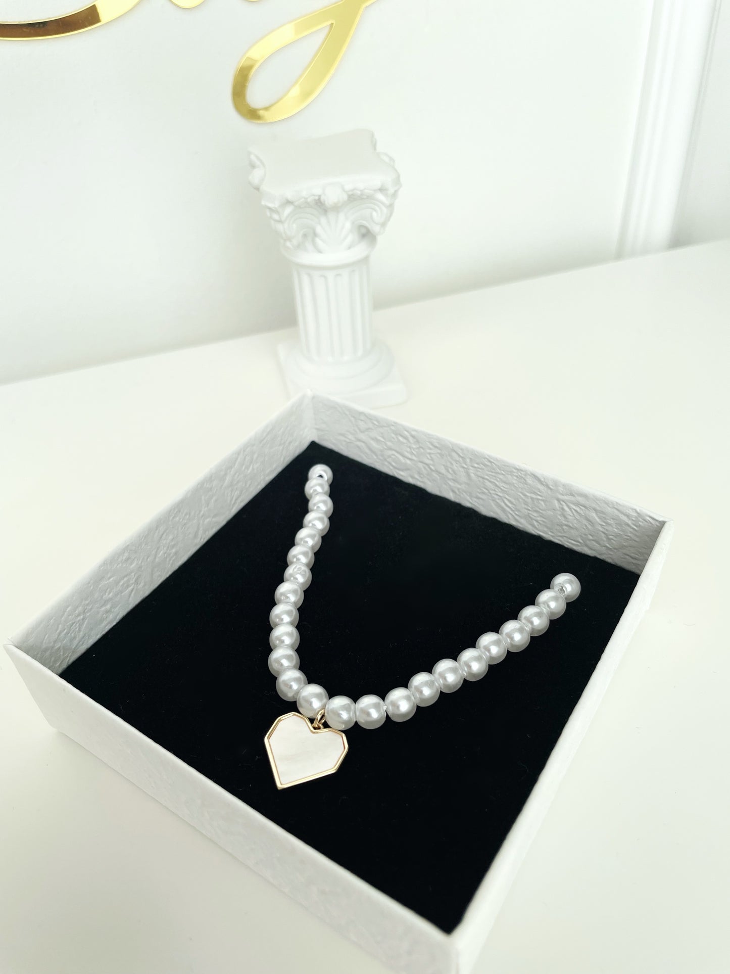 Lantisor din perle cu pandantiv inimioara - Daylis