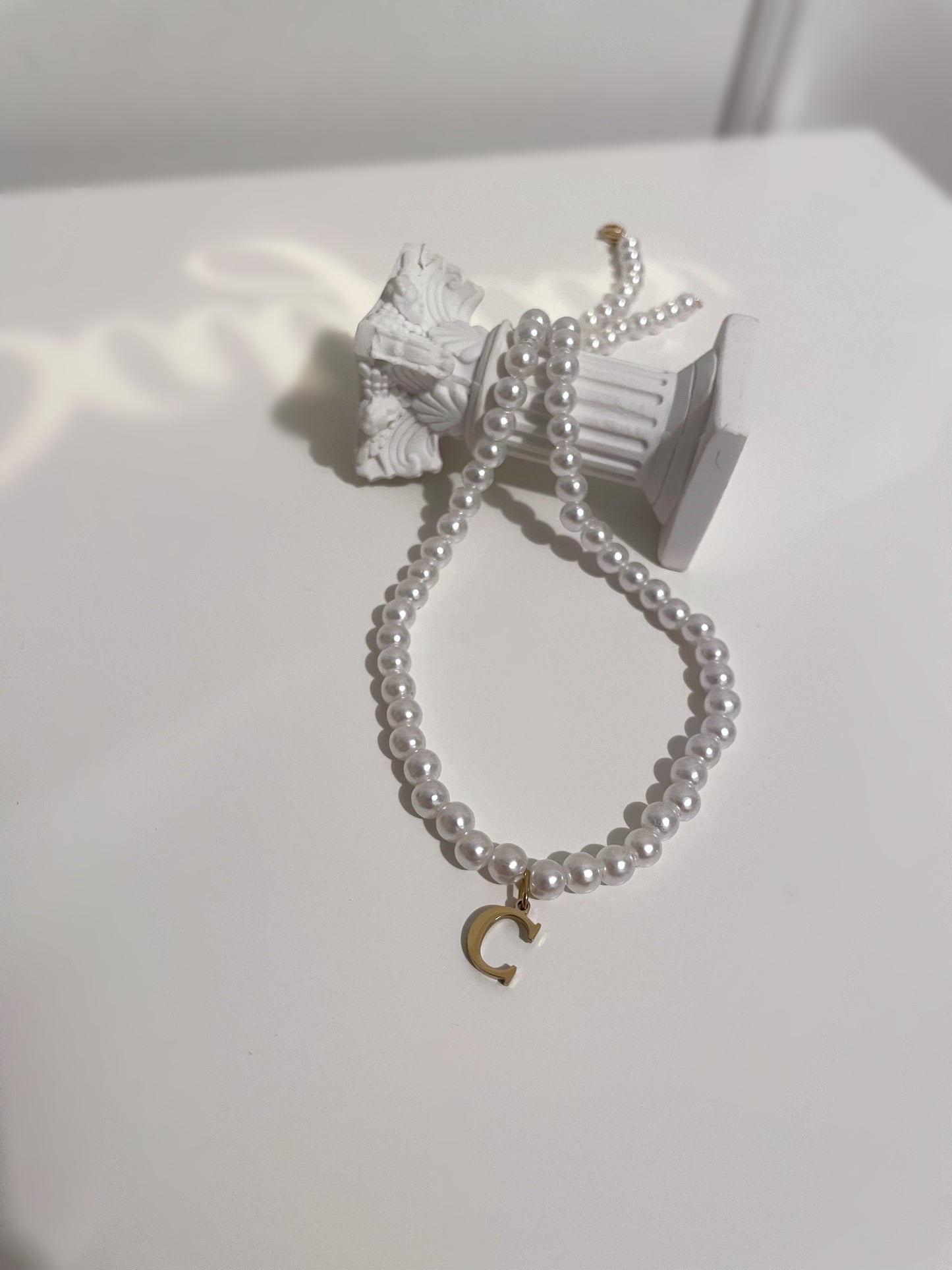 Lantisor din perle și litera Gold - Daylis