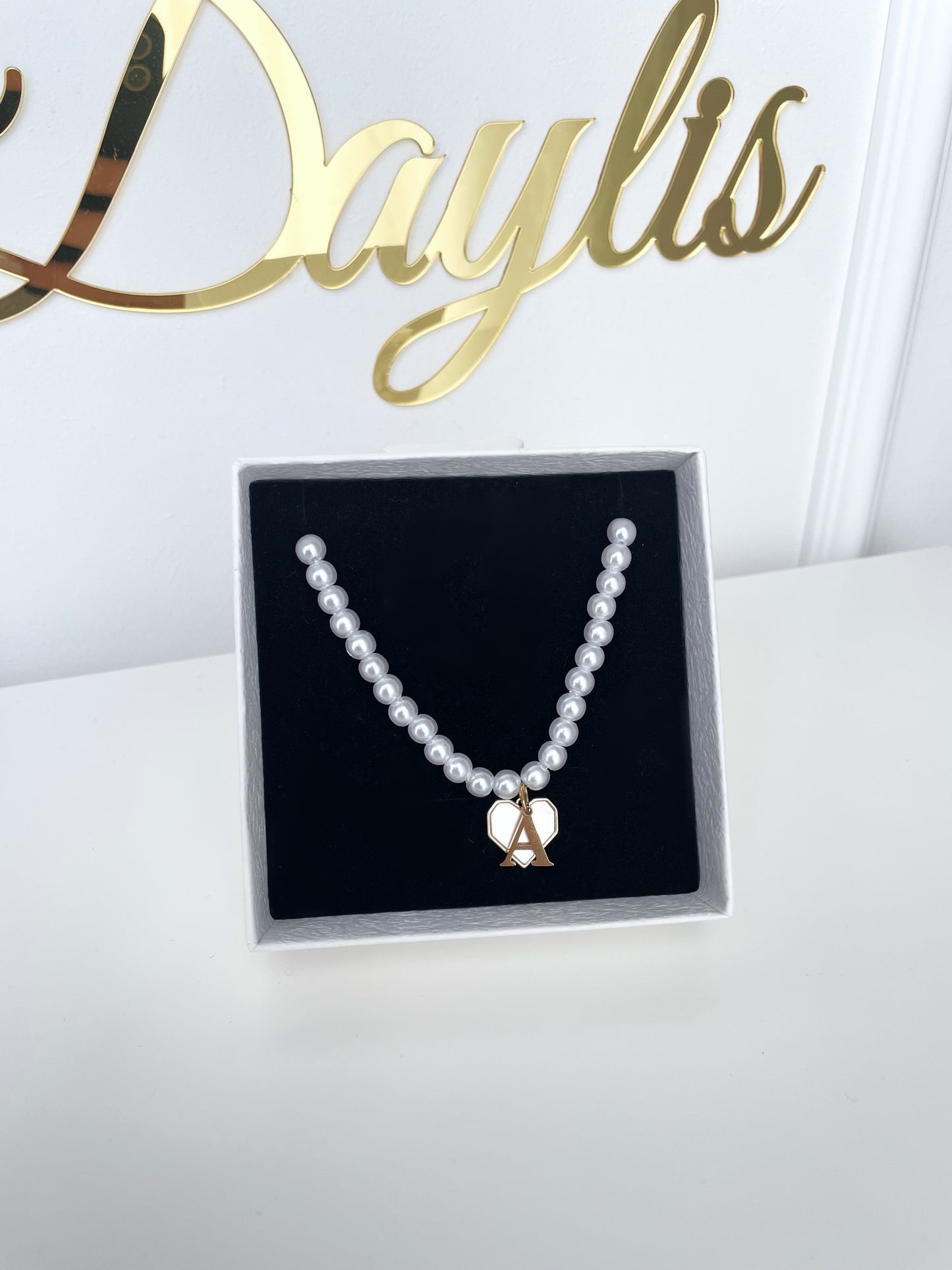 Lantisor din perle cu inimioara si initiala - Daylis