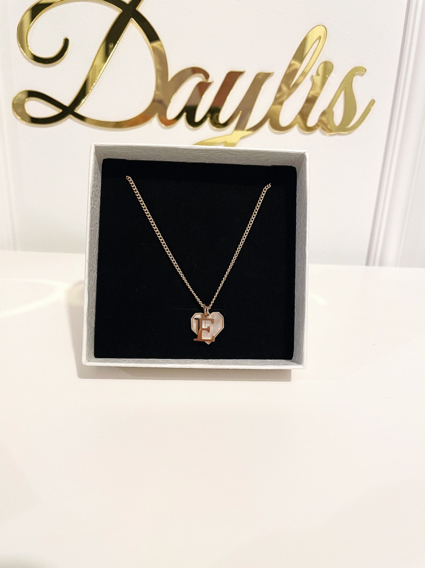 Lantisor cu inimioara si initiala - Daylis