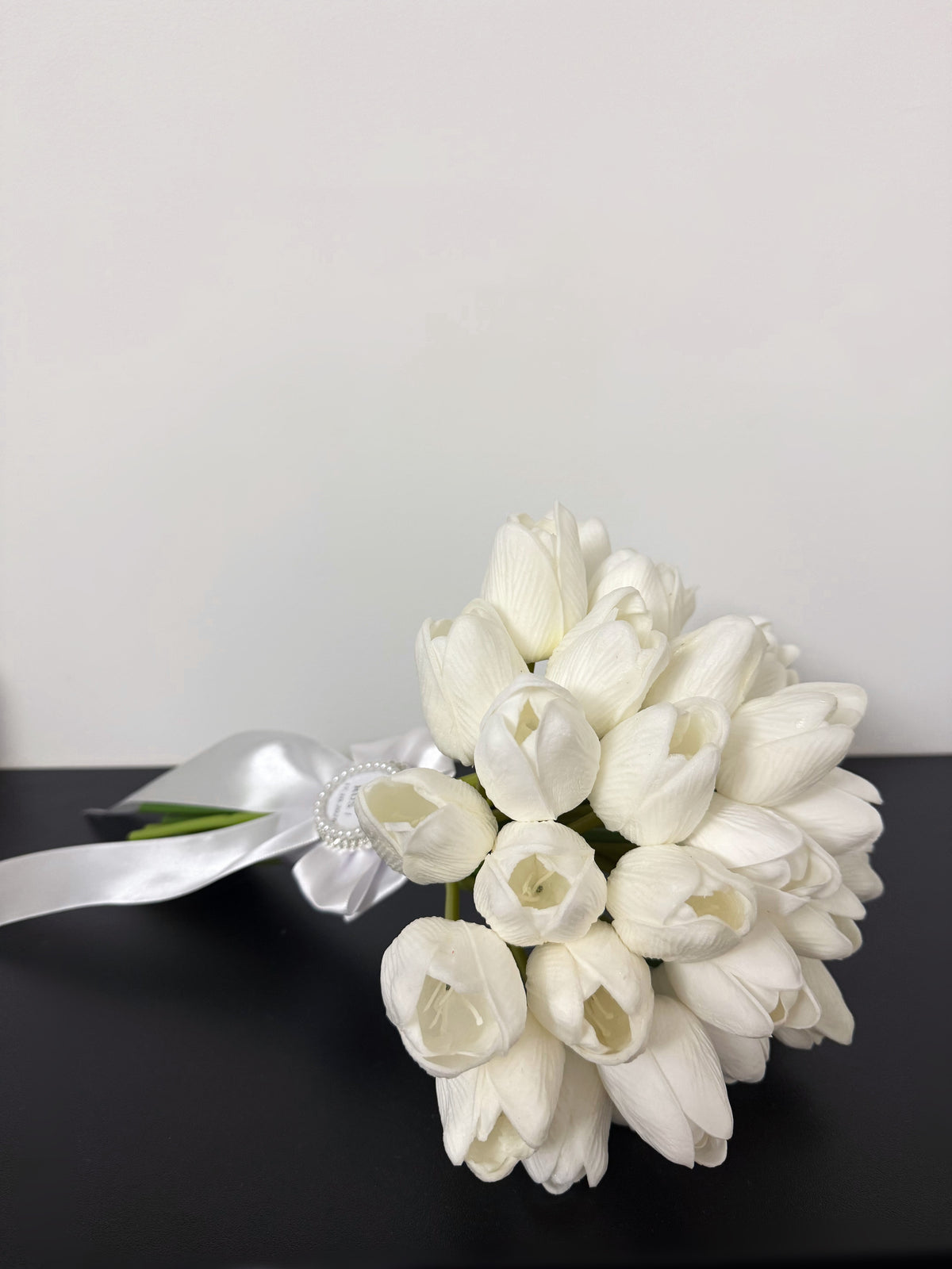 Buchet de mireasa cu lalele si brosa personalizata - Daylis