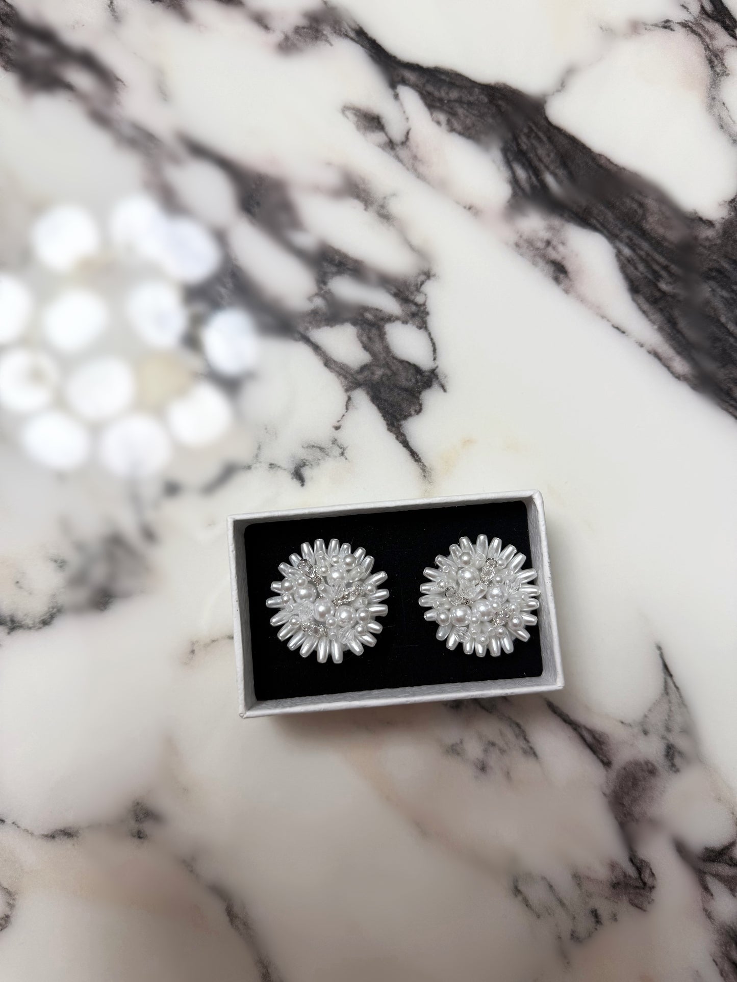 Cercei Handmade cu Perle si Cristale – Floare Elegantă